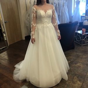 New with tags never worn never altered Lore White wedding dress